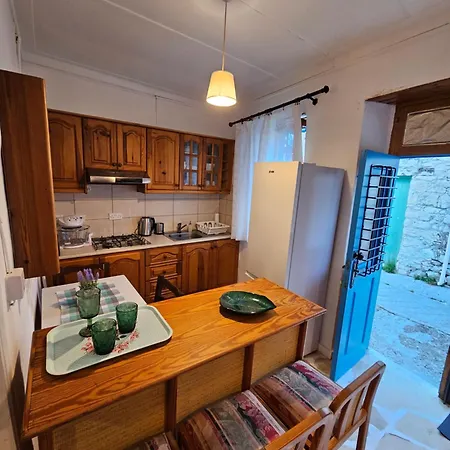 Cozy Traditional 1 Bedroom Village Όμοδος