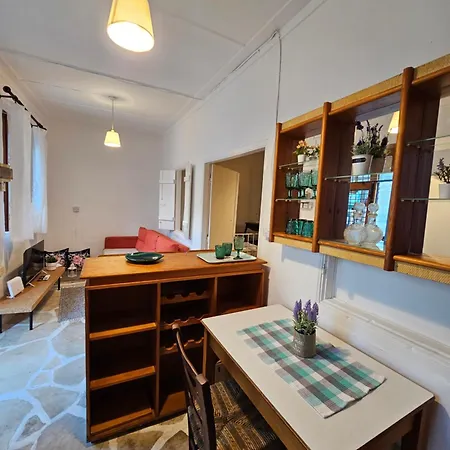 Cozy Traditional 1 Bedroom Village *