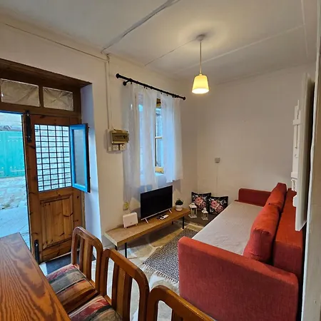Cozy Traditional 1 Bedroom Village بيت للعطل